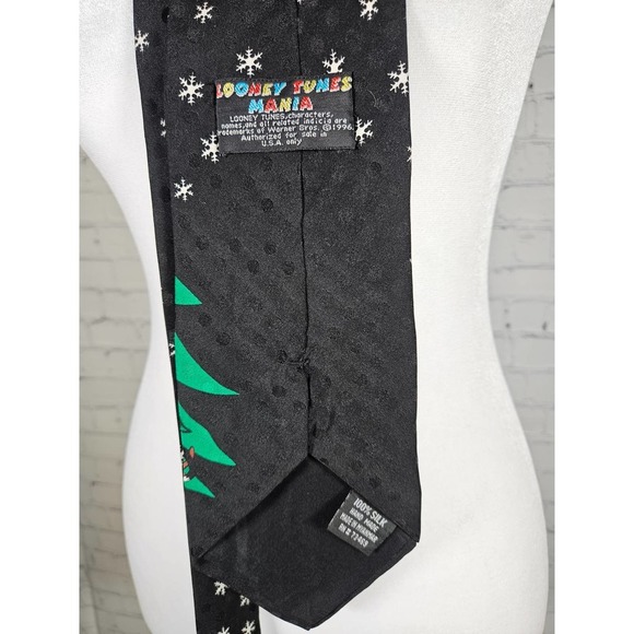 Vintage Looney Tunes 100% Silk Men's Tie Christmas Holiday Black Stars Character - Picture 4 of 4